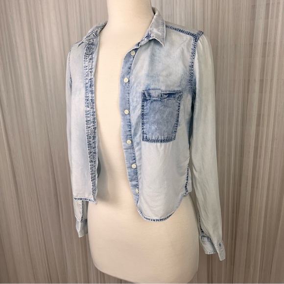 H&M Light Wash Distressed Cropped Denim Shirt – Size US 4 - Picture 4 of 5